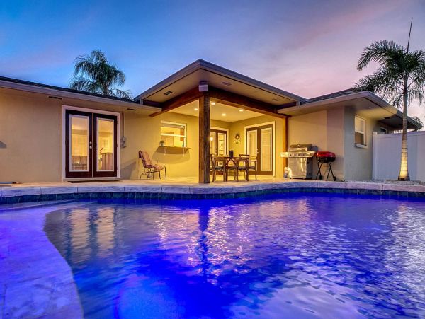 Beautiful Vacation Home Near the Beach with Pool  & Hot Tub