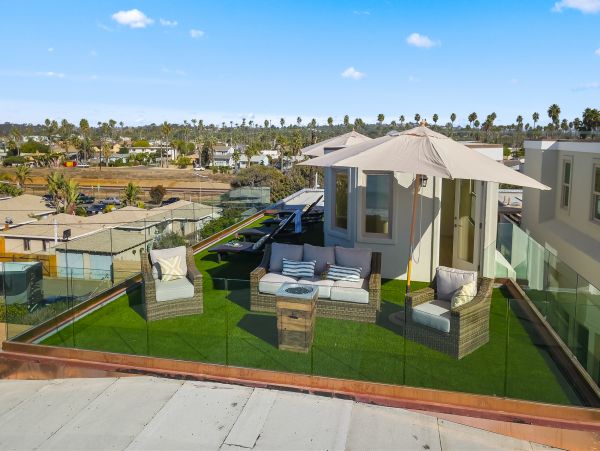 Oceanside 6 Bedrooms Vacation Home Sleeps 14 Guests