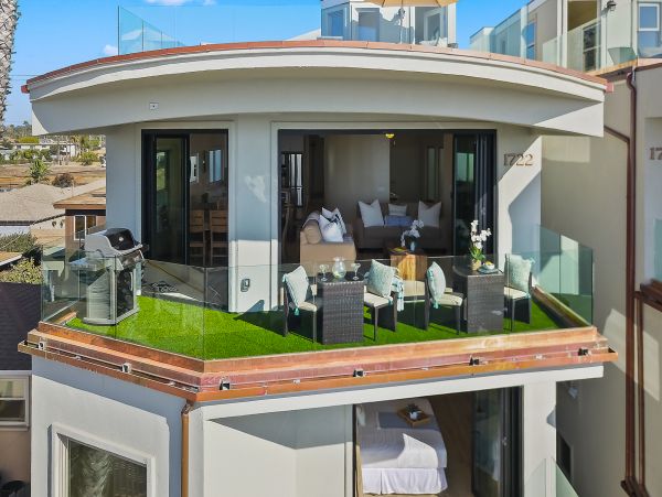 Oceanside 6 Bedrooms Vacation Home Sleeps 14 Guests