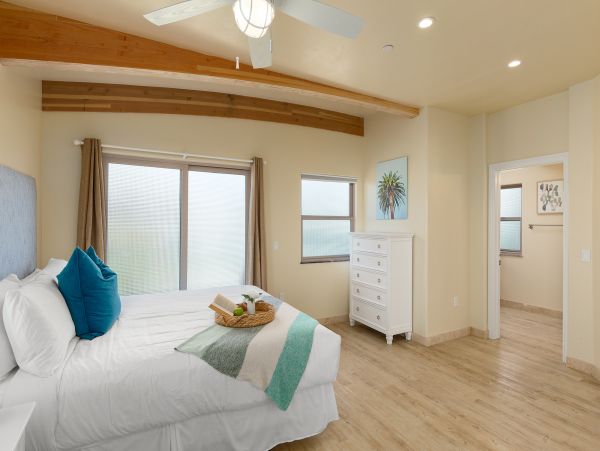 Oceanside 6 Bedrooms Vacation Home Sleeps 14 Guests