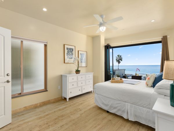 Oceanside 6 Bedrooms Vacation Home Sleeps 14 Guests