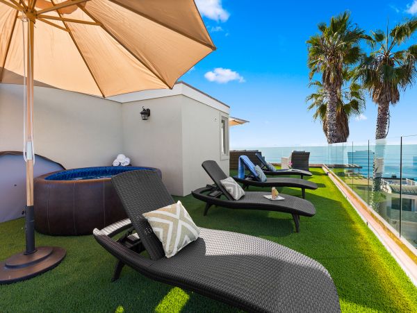 Oceanside 6 Bedrooms Vacation Home Sleeps 14 Guests