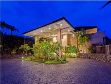 Luxury Kailua Vacation Home Sleeps Twenty Guests.