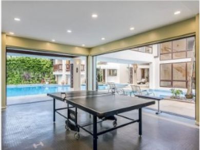 Luxury Kailua Vacation Home Sleeps Twenty Guests.
