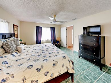 Three Bedroom Canal View Vacation Home with Private Pool