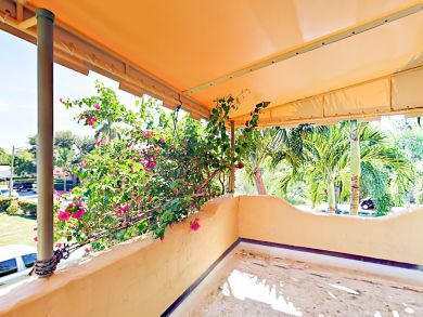 West Palm Beach Vacation Home Three Bedrooms Sleeps Six