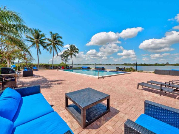 Luxury Palm Beach Condo across street from beach
