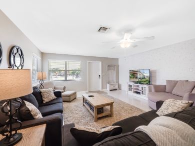 Lantana Vacation Home Two Bedrooms Sleeps Nine Guests