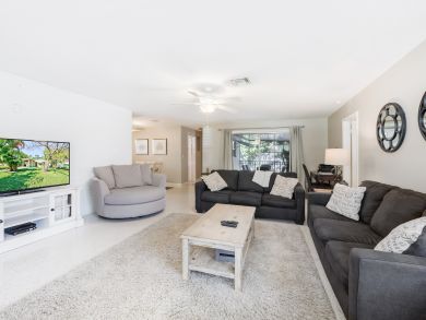 Lantana Vacation Home Two Bedrooms Sleeps Nine Guests