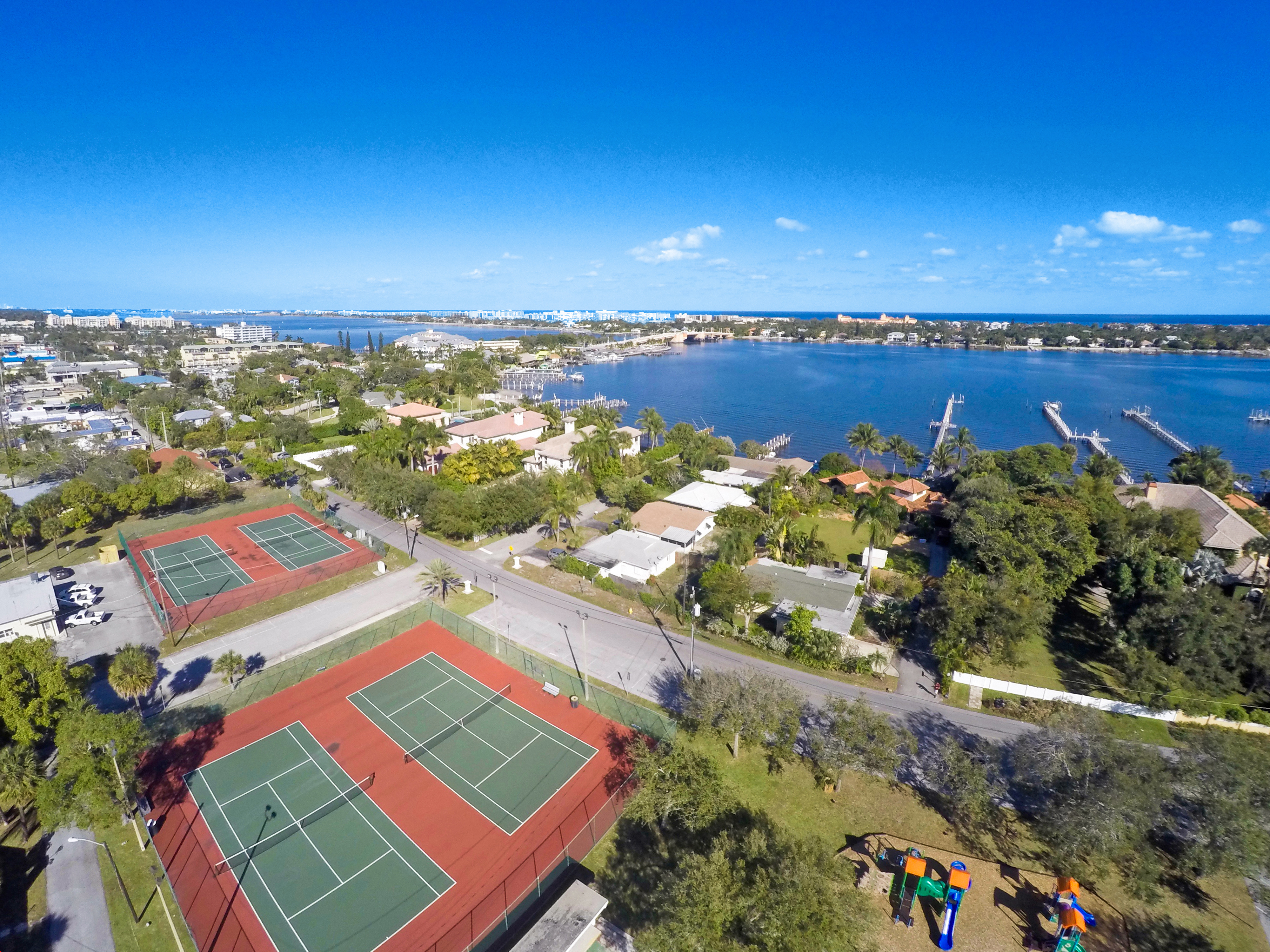 Lantana Vacation Home Two Bedrooms Sleeps Nine Guests
