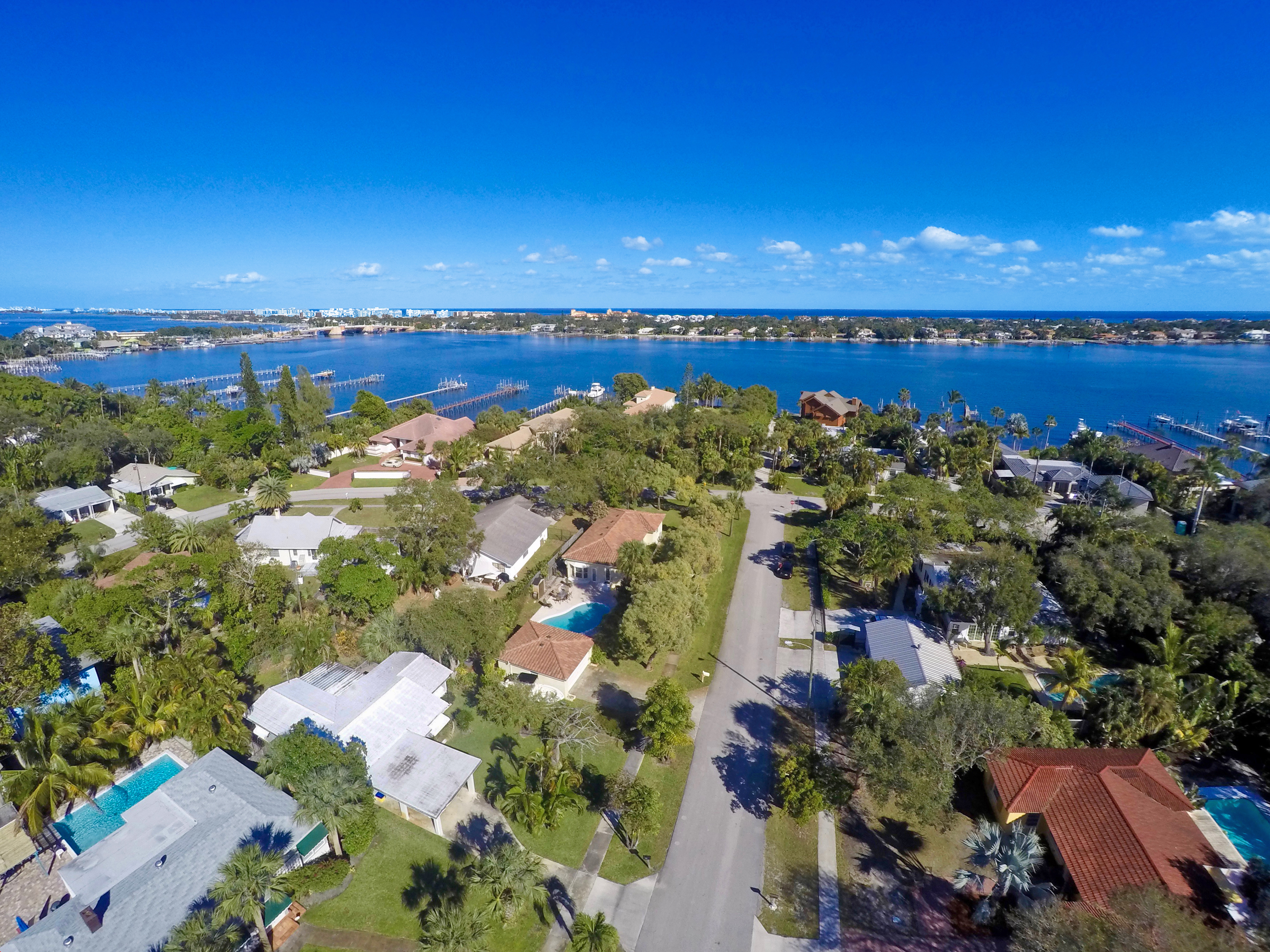 Lantana Vacation Home Two Bedrooms Sleeps Nine Guests