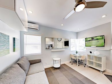 Hollywood One Bedroom Walk to Beach Vacation Condo