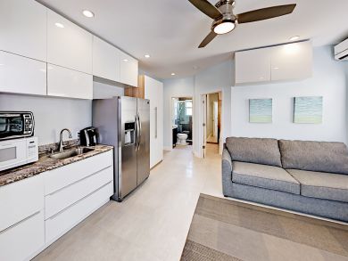 Hollywood One Bedroom Walk to Beach Vacation Condo