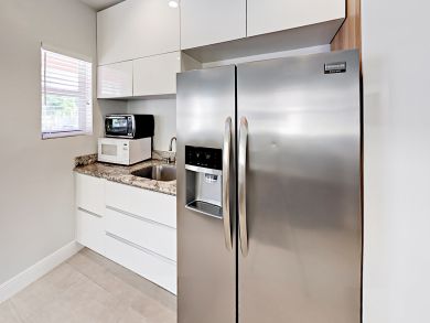 Hollywood One Bedroom Walk to Beach Vacation Condo