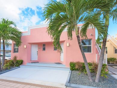 Hollywood One Bedroom Walk to Beach Vacation Condo