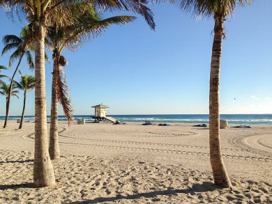 Hollywood One Bedroom Walk to Beach Vacation Condo