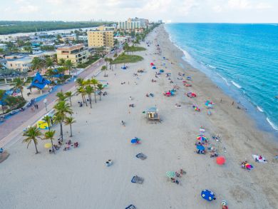 Hollywood One Bedroom Walk to Beach Vacation Condo