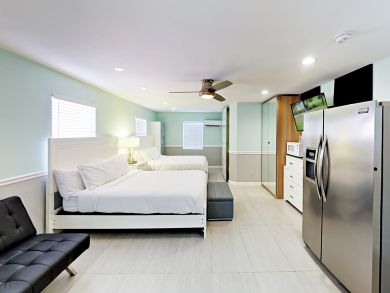 Steps to Beach Hollywood Vacation Studio Bungalow Sleeps 4