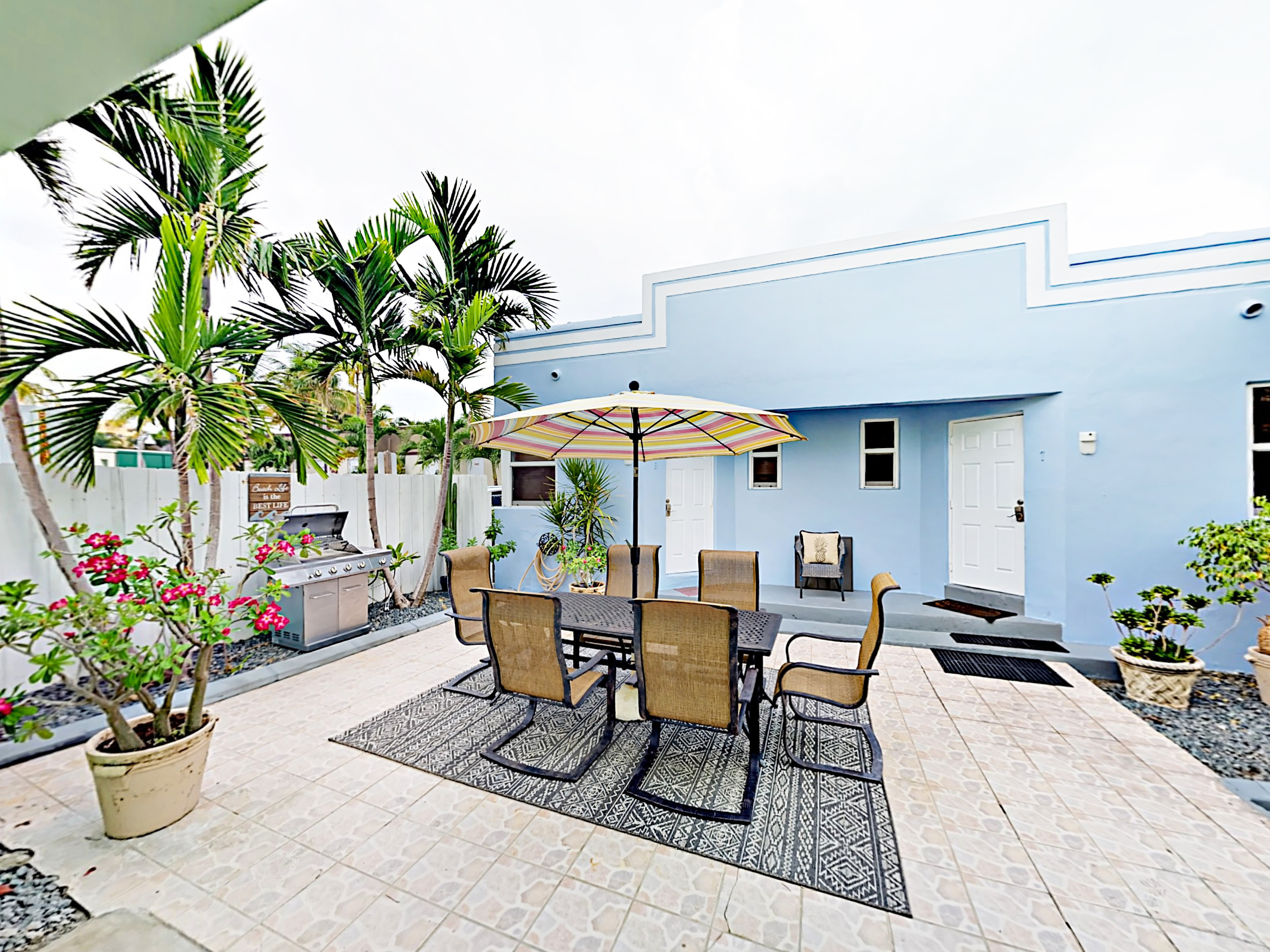 Steps to Beach Hollywood Vacation Studio Bungalow Sleeps 4