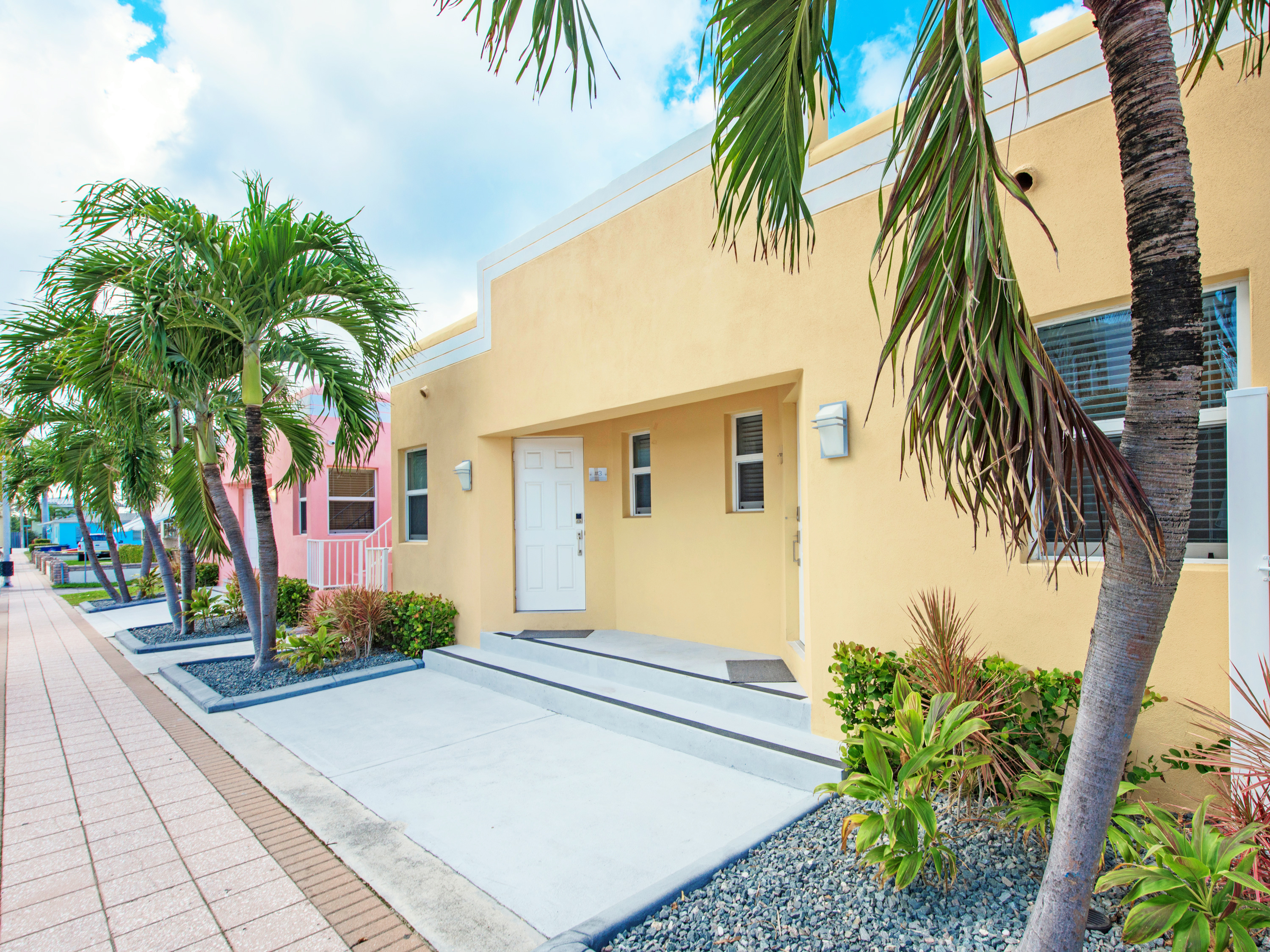 Steps to Beach Hollywood Vacation Studio Bungalow Sleeps 4