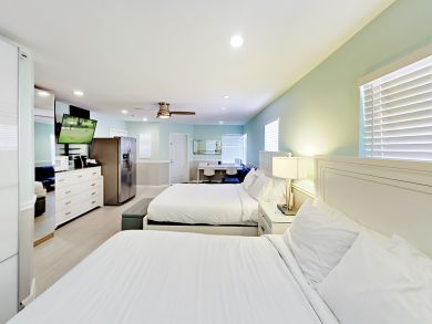 Steps to Beach Hollywood Vacation Studio Bungalow Sleeps 4