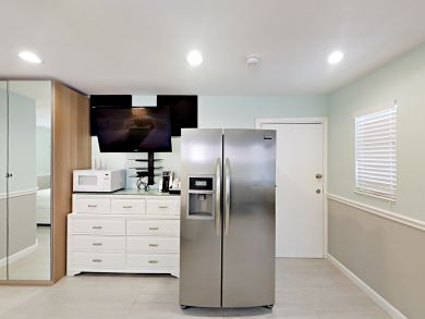Steps to Beach Hollywood Vacation Studio Bungalow Sleeps 4
