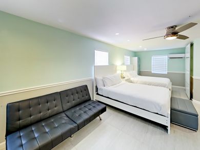 Hollywood Condo 917128