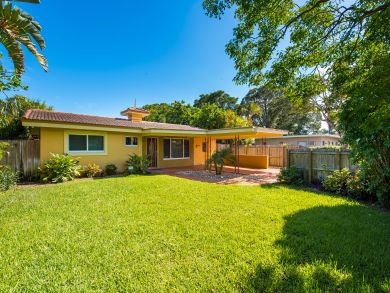 Fort Lauderdale Vacation Home Two Bedrooms with Private Pool