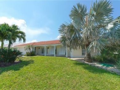 Holmes Beach Vacation Home Sleeps Seven Guests.