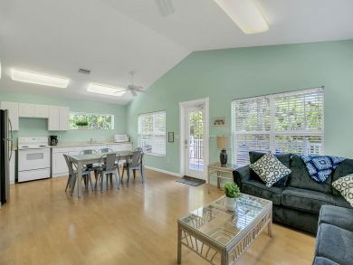 Large Duplex in Fascinating Area, Sleeps 11 Guests!