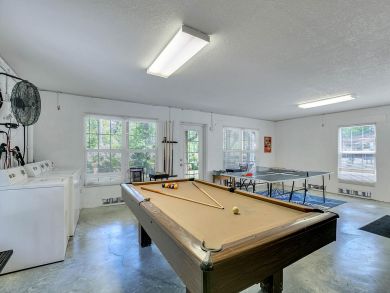 Large Duplex in Fascinating Area, Sleeps 11 Guests!