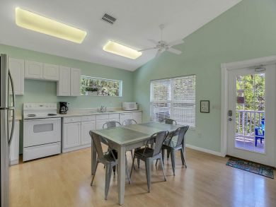 Large Duplex in Fascinating Area, Sleeps 11 Guests!