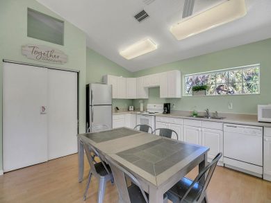 Large Duplex in Fascinating Area, Sleeps 11 Guests!