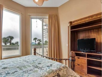Destin Vacation Condo Sleeps Six Guests Partial Gulf Views