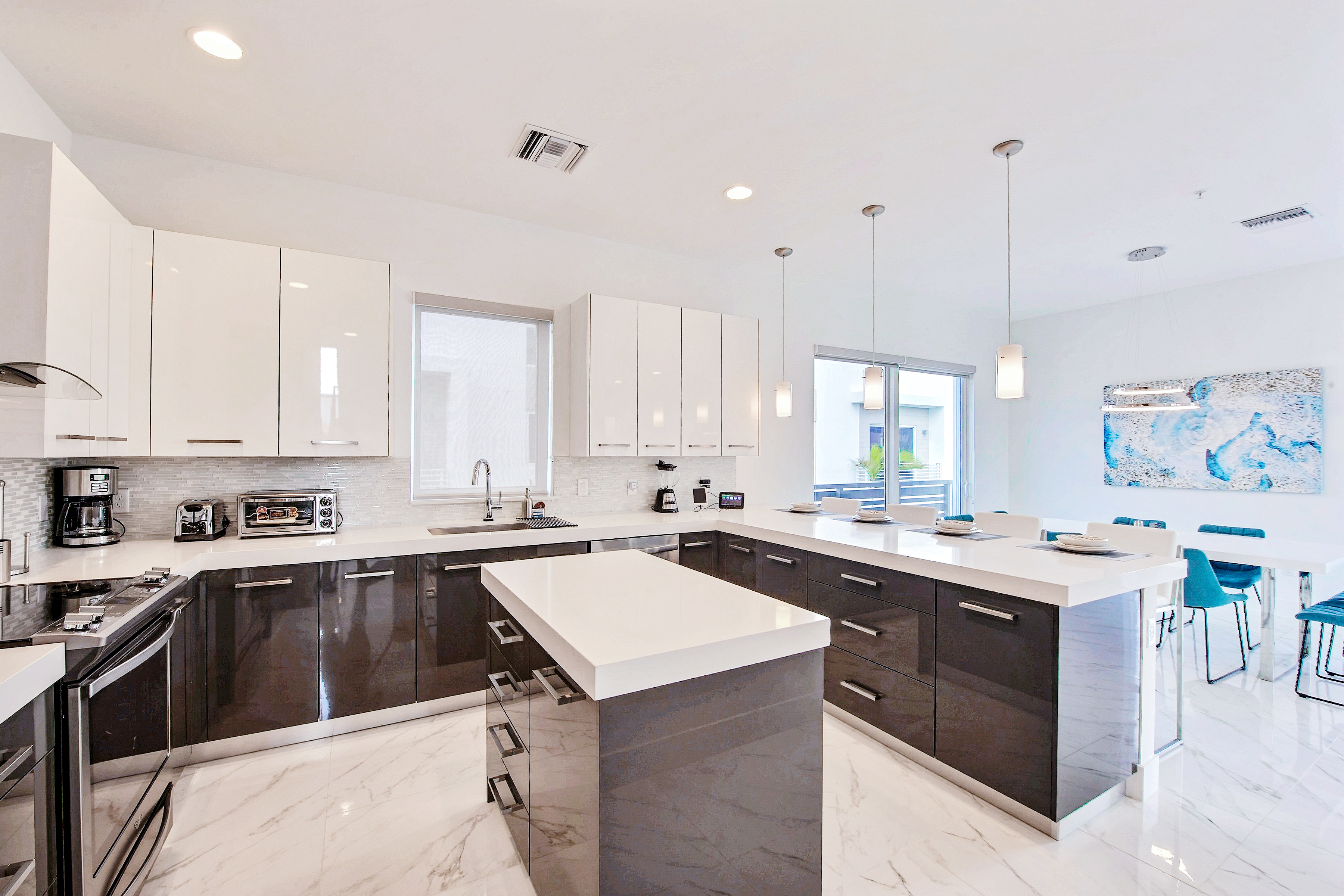 Luxury Four Bedroom Townhome with Shared Pool & Gym Access