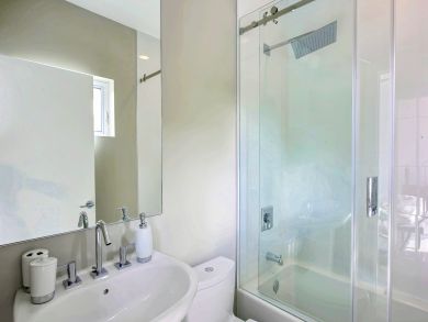 Luxury Four Bedroom Townhome with Shared Pool & Gym Access