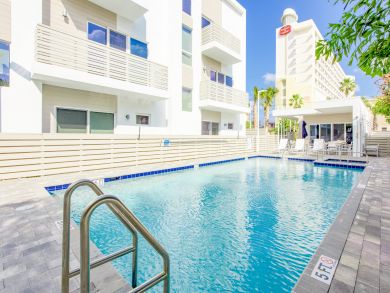 Luxury Four Bedroom Townhome with Shared Pool & Gym Access