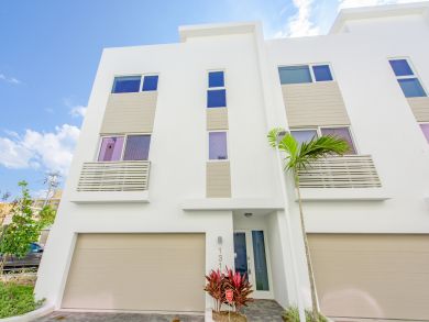 Luxury Four Bedroom Townhome with Shared Pool & Gym Access