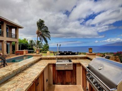Lahaina Vacation Home Sleeps Ten Guests. Out Door Bar/Oasis