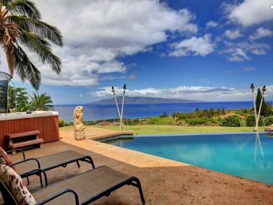 Lahaina Vacation Home Sleeps Ten Guests. Out Door Bar/Oasis
