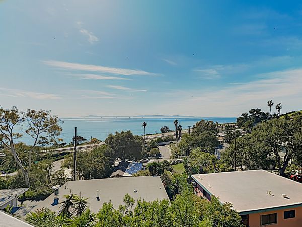 2 Bedroom Vacation Home in Summerland Sleeps 4 Guests