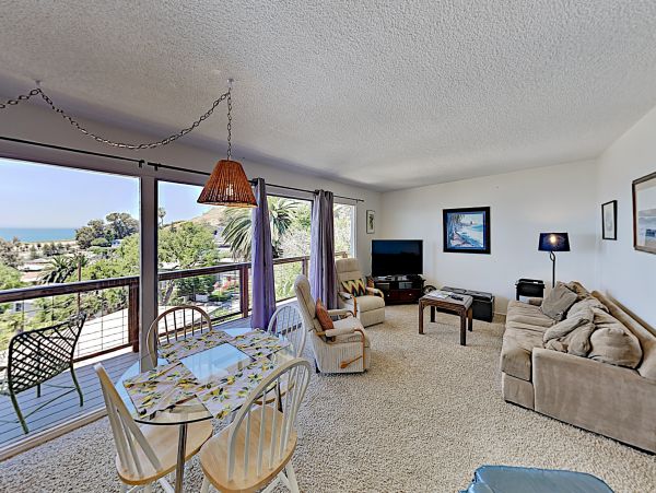 2 Bedroom Vacation Home in Summerland Sleeps 4 Guests
