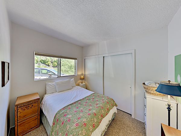 2 Bedroom Vacation Home in Summerland Sleeps 4 Guests