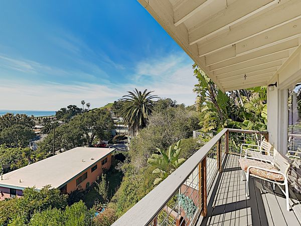 2 Bedroom Vacation Home in Summerland Sleeps 4 Guests