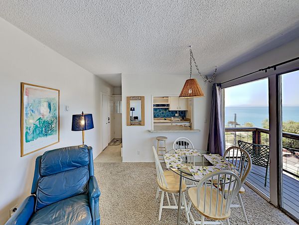 2 Bedroom Vacation Home in Summerland Sleeps 4 Guests