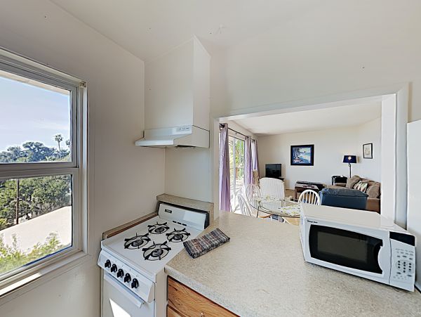 2 Bedroom Vacation Home in Summerland Sleeps 4 Guests