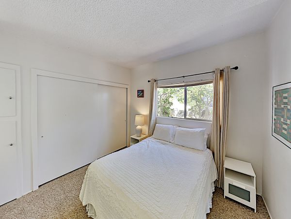 2 Bedroom Vacation Home in Summerland Sleeps 4 Guests