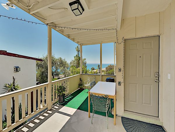 2 Bedroom Vacation Home in Summerland Sleeps 4 Guests