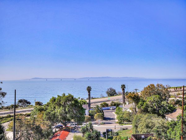 2 Bedroom Vacation Home in Summerland Sleeps 4 Guests