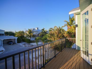 Bradenton Beach 3 Bedroom Home, Walk to Beach